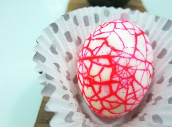 Giving a Marbling Effect to Your Easter Eggs (13 pics)