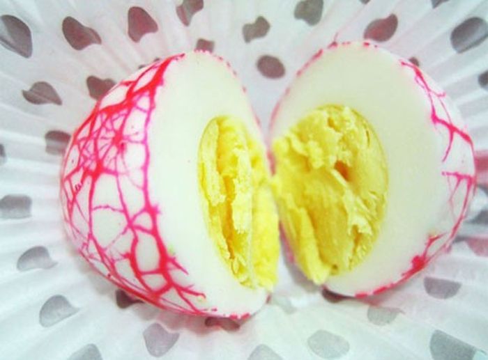 Giving a Marbling Effect to Your Easter Eggs (13 pics)