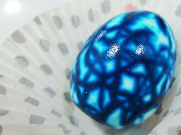 Giving a Marbling Effect to Your Easter Eggs (13 pics)