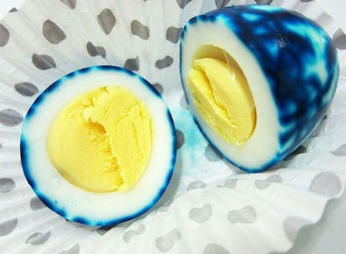 Giving a Marbling Effect to Your Easter Eggs (13 pics)