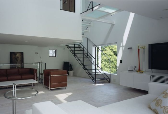 Tokyo House with Car Elevator Garage (13 pics)