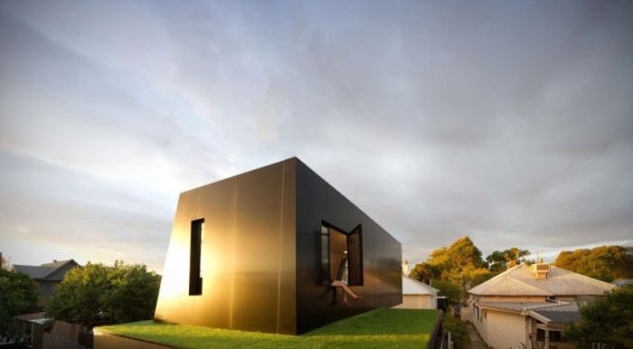 Melbourne Family Buys a House in a Hill (24 pics)
