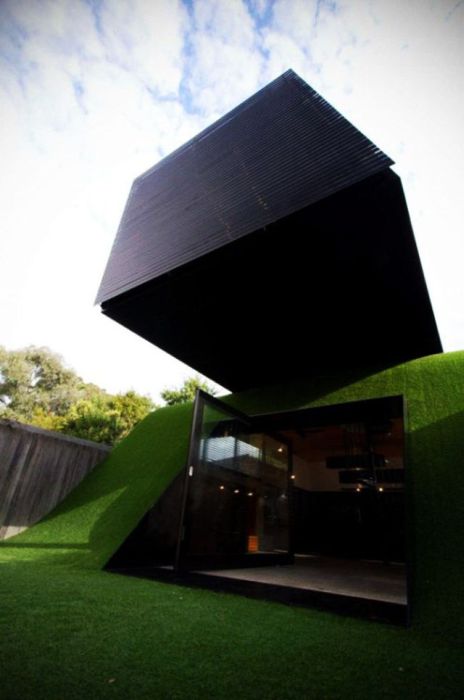 Melbourne Family Buys a House in a Hill (24 pics)