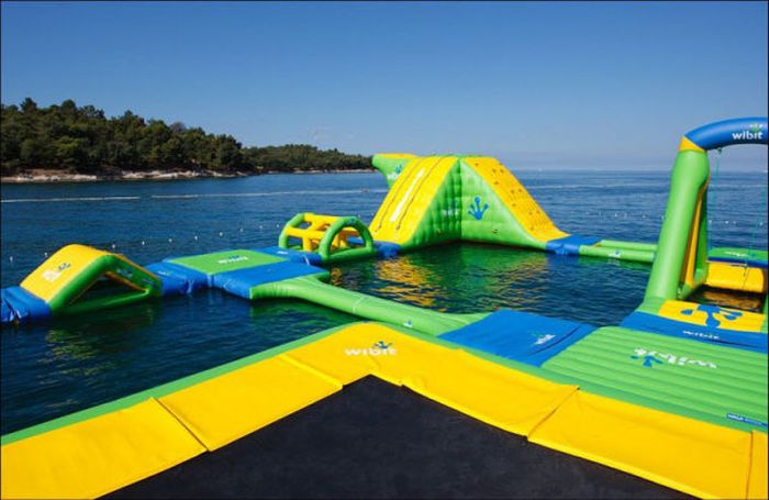 The Most Amazing Inflatable Water Parks Ever (23 pics)