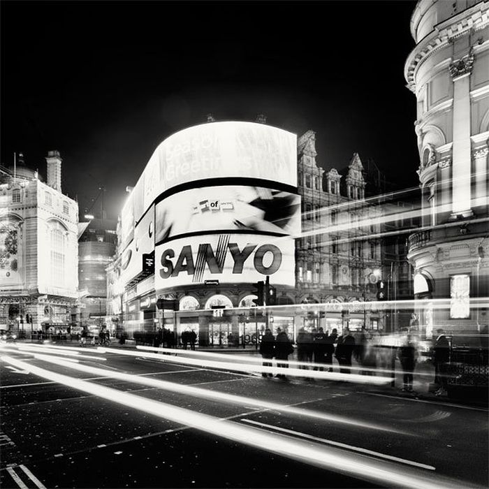 Nightscapes Of Big Cities In Black and White (20 pics)