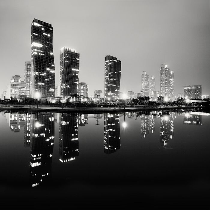 Nightscapes Of Big Cities In Black and White (20 pics)