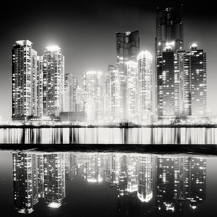 Nightscapes Of Big Cities In Black and White (20 pics)