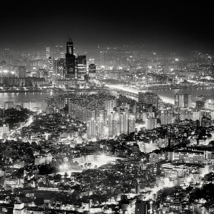 Nightscapes Of Big Cities In Black and White (20 pics)