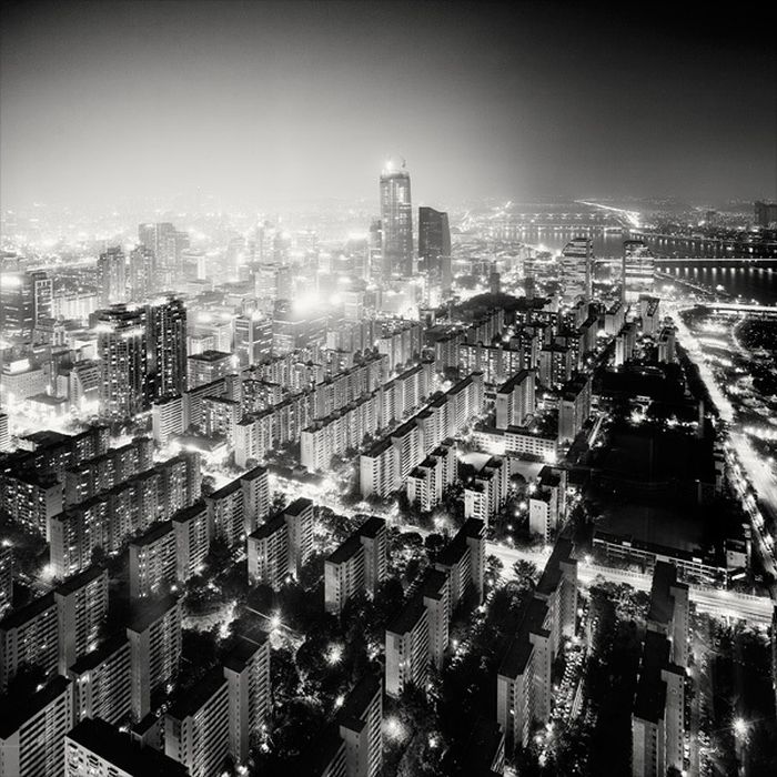 Nightscapes Of Big Cities In Black and White (20 pics)