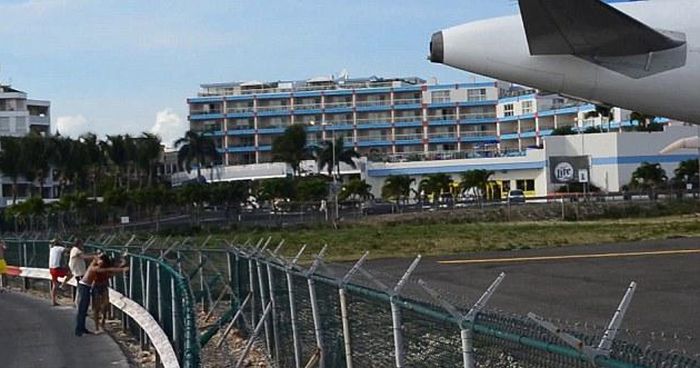 Girl Blown by a Plane on the Beach of Maho St. Maarten (6 pics + video)