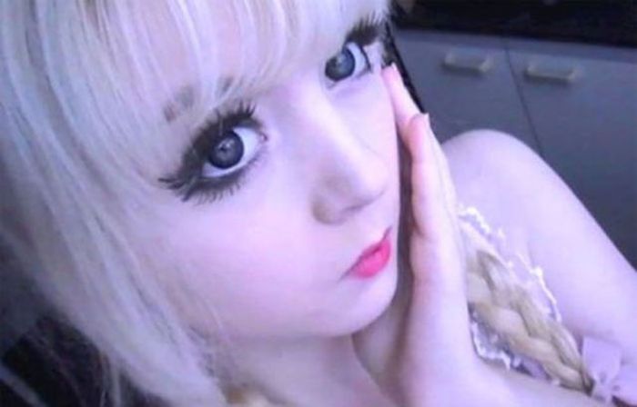 One More Living Doll (17 pics)
