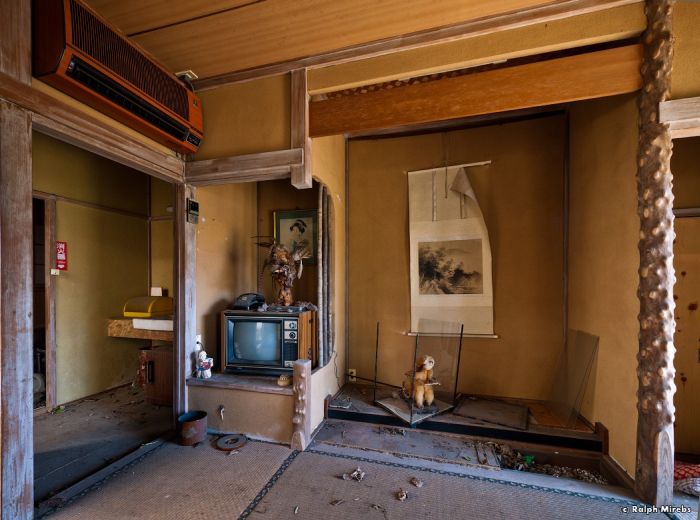 Abandoned Hotel in Japan (45 pics)