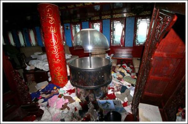 Abandoned Floating Chinese Restaurant (24 pics)