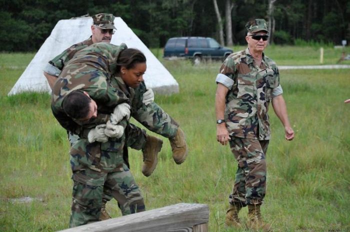 Girls in Army (20 pics)