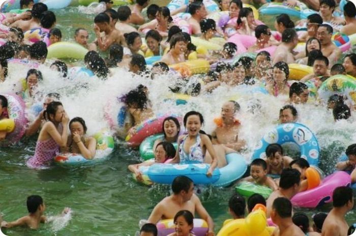 Overcrowded Water Park in China (7 pics)