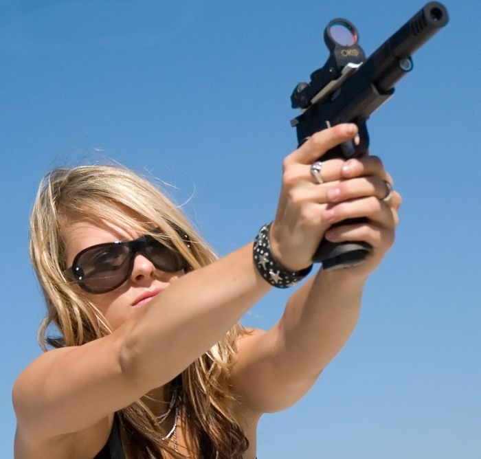Girls with Guns (24 pics)