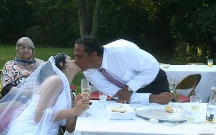 Hilarious Makeout Photobombs (33 pics)