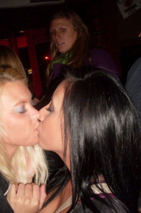 Hilarious Makeout Photobombs (33 pics)