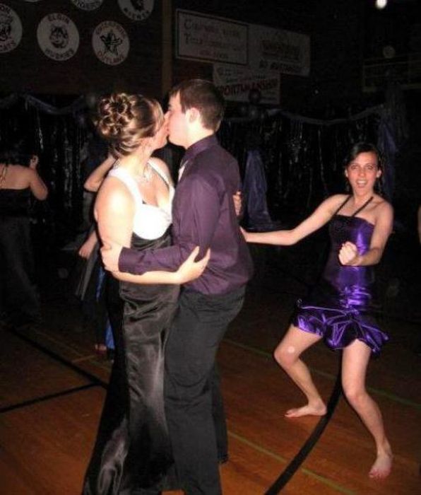 Hilarious Makeout Photobombs (33 pics)