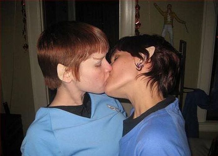 Hilarious Makeout Photobombs (33 pics)