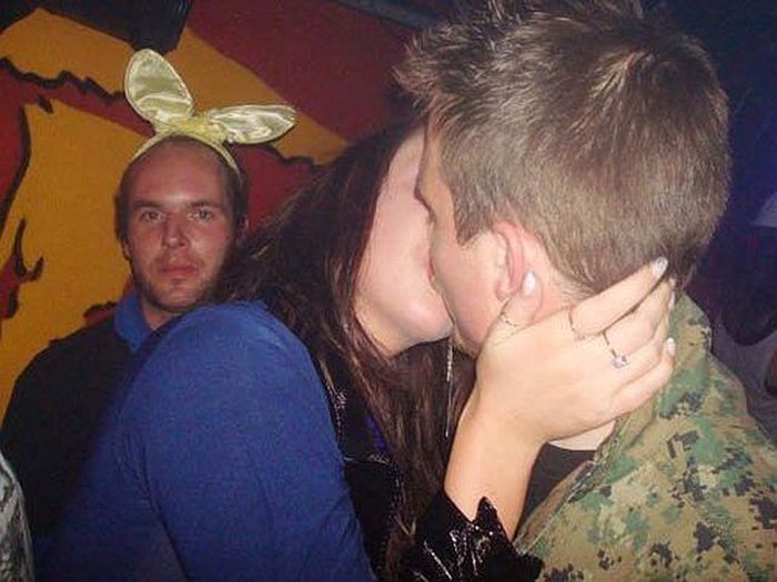 Hilarious Makeout Photobombs (33 pics)