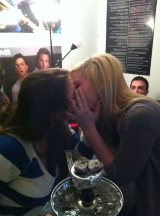 Hilarious Makeout Photobombs (33 pics)