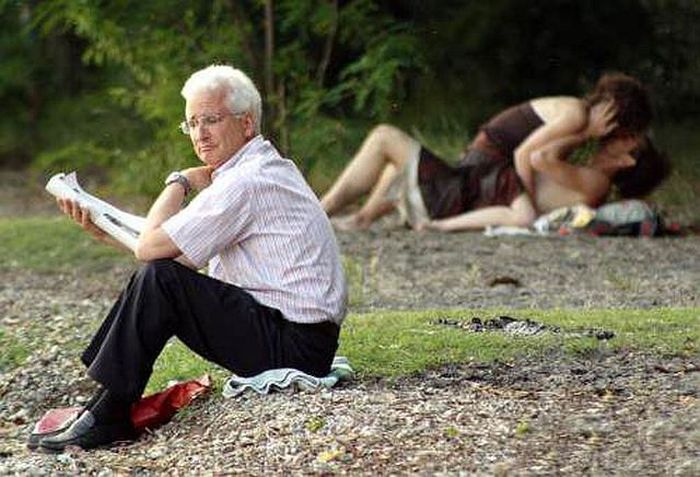 Hilarious Makeout Photobombs (33 pics)