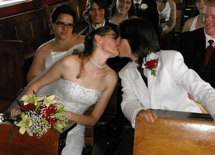 Hilarious Makeout Photobombs (33 pics)