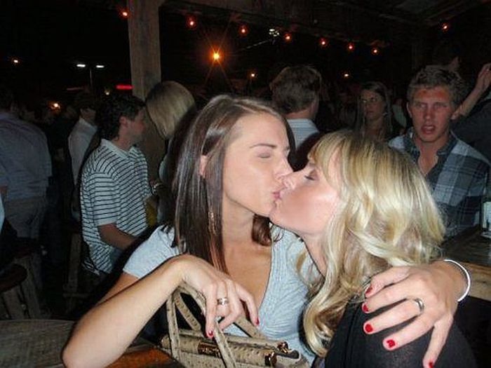 Hilarious Makeout Photobombs (33 pics)