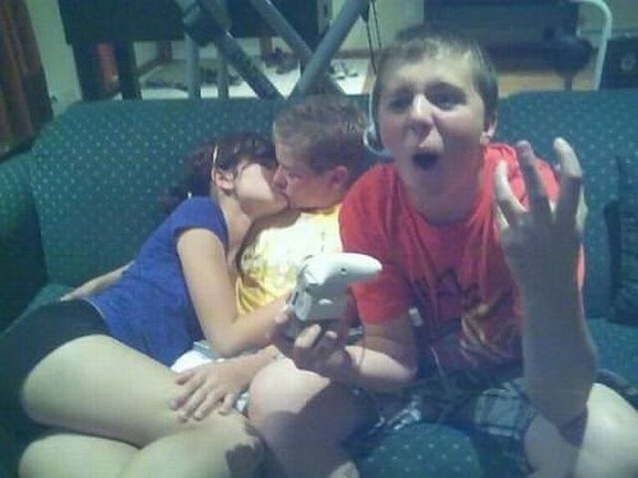 Hilarious Makeout Photobombs (33 pics)
