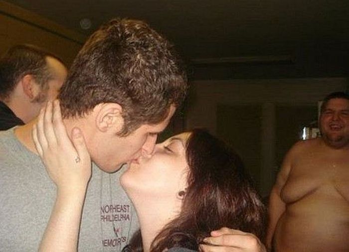 Hilarious Makeout Photobombs (33 pics)