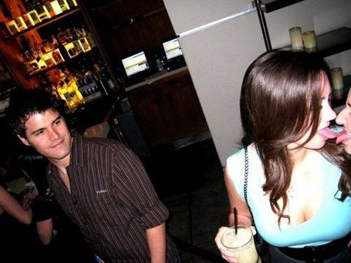Hilarious Makeout Photobombs (33 pics)