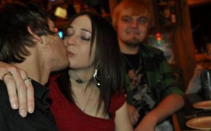 Hilarious Makeout Photobombs (33 pics)