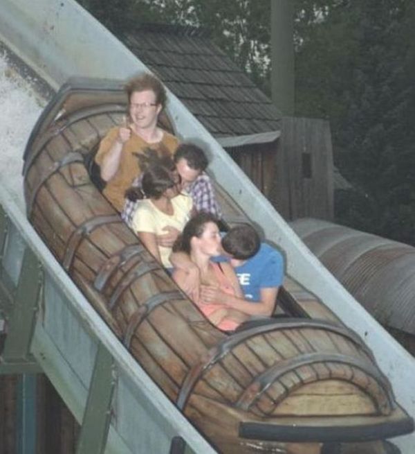 Hilarious Makeout Photobombs (33 pics)