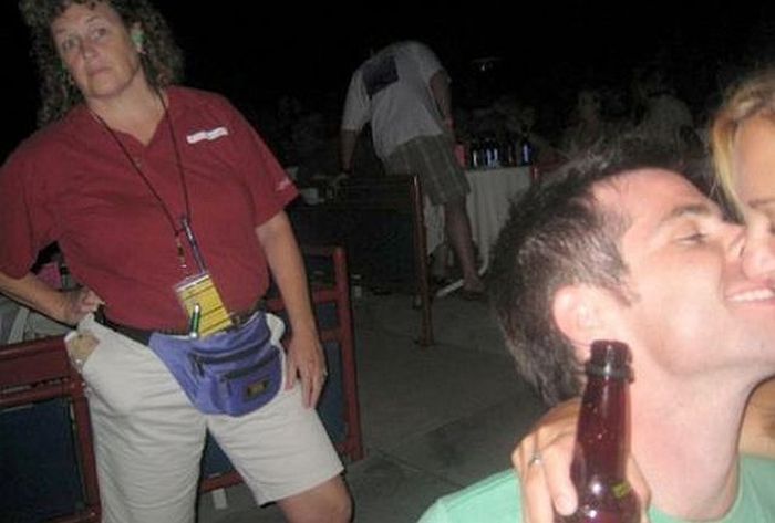 Hilarious Makeout Photobombs (33 pics)
