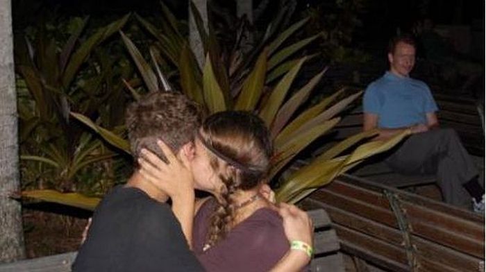 Hilarious Makeout Photobombs (33 pics)