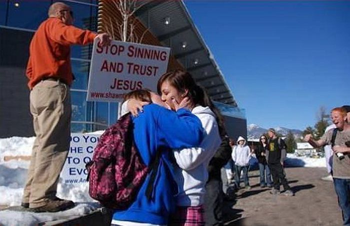 Hilarious Makeout Photobombs (33 pics)