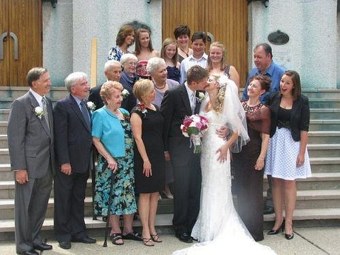 Hilarious Makeout Photobombs (33 pics)