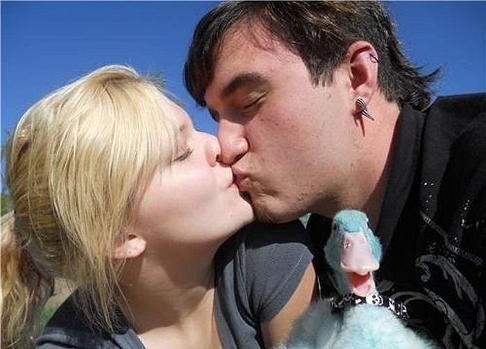 Hilarious Makeout Photobombs (33 pics)