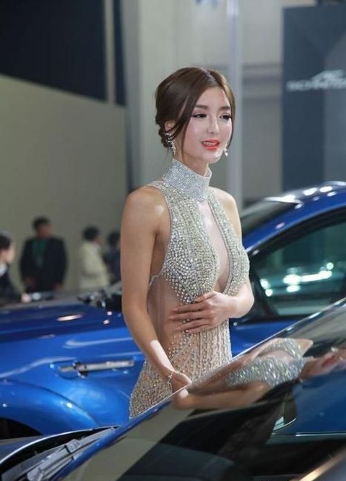 Girl in a Sexy Dress Became a Chinese Internet Sensation (12 pics)