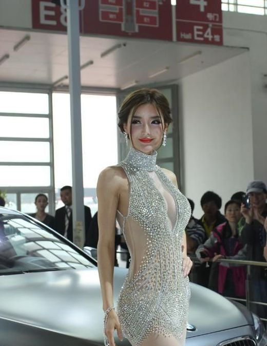 Girl in a Sexy Dress Became a Chinese Internet Sensation (12 pics)