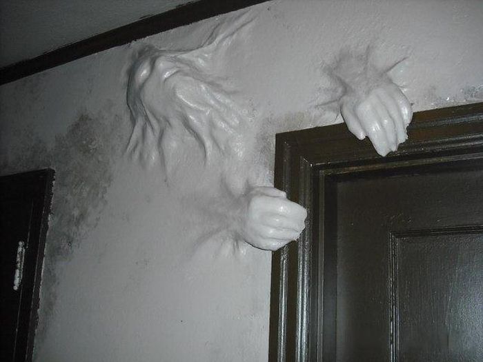 Wall Decorations of a Horror Movie Fan (7 pics)