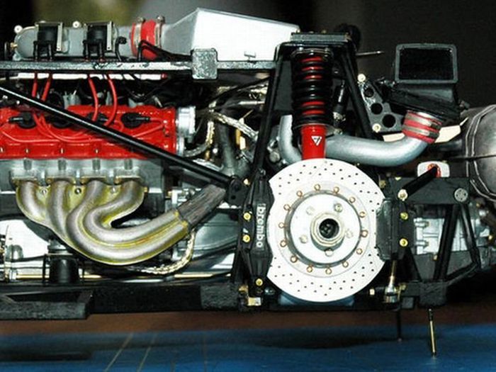 Extremely Detailed Ferrari F40 Model Car (32 pics)