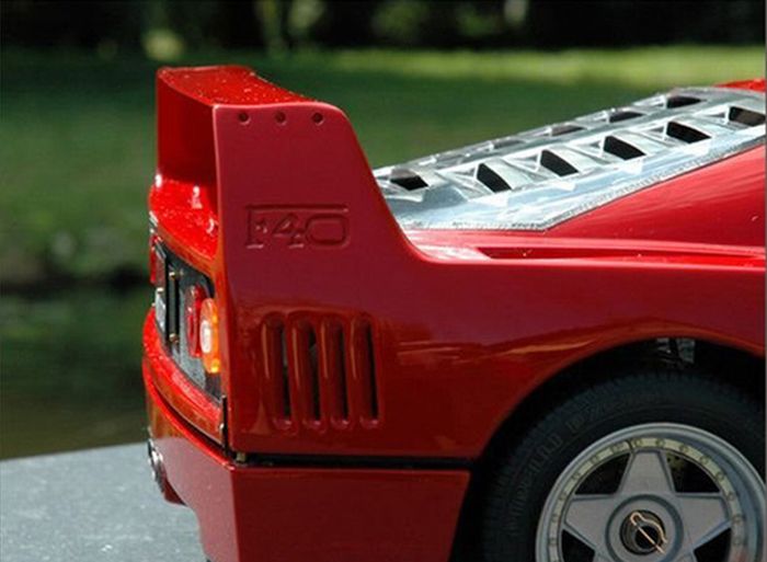 Extremely Detailed Ferrari F40 Model Car (32 pics)