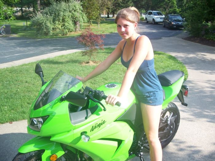 Girls on Motorcycles (32 pics)