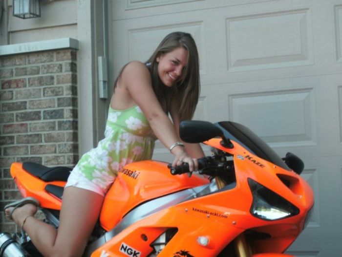 Girls on Motorcycles (32 pics)