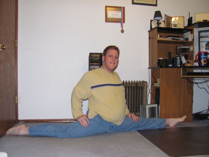 Insane Splits Guy (34 pics)