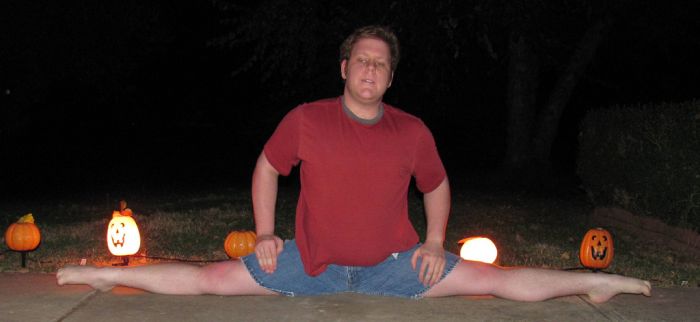 Insane Splits Guy (34 pics)