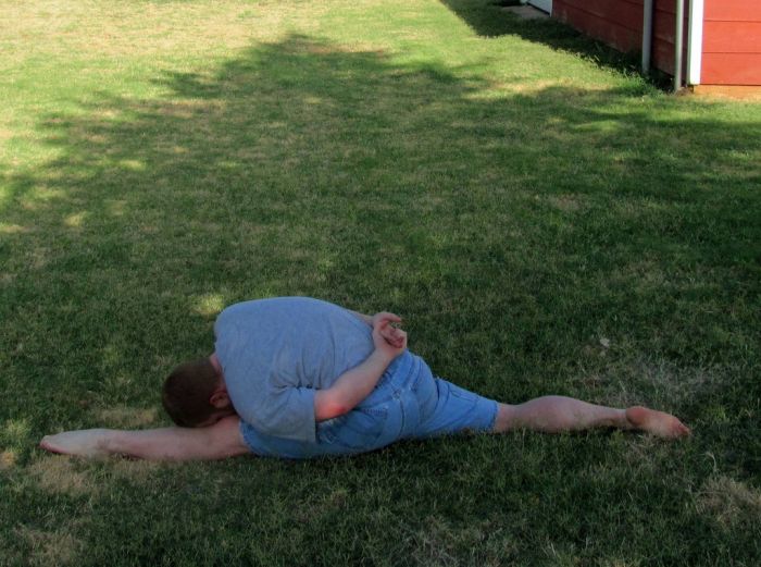 Insane Splits Guy (34 pics)