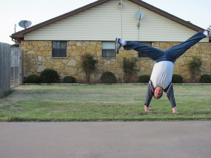 Insane Splits Guy (34 pics)